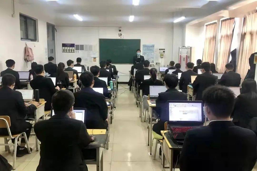 八維教育培訓學校高質量教育助力學生突破就業圍城